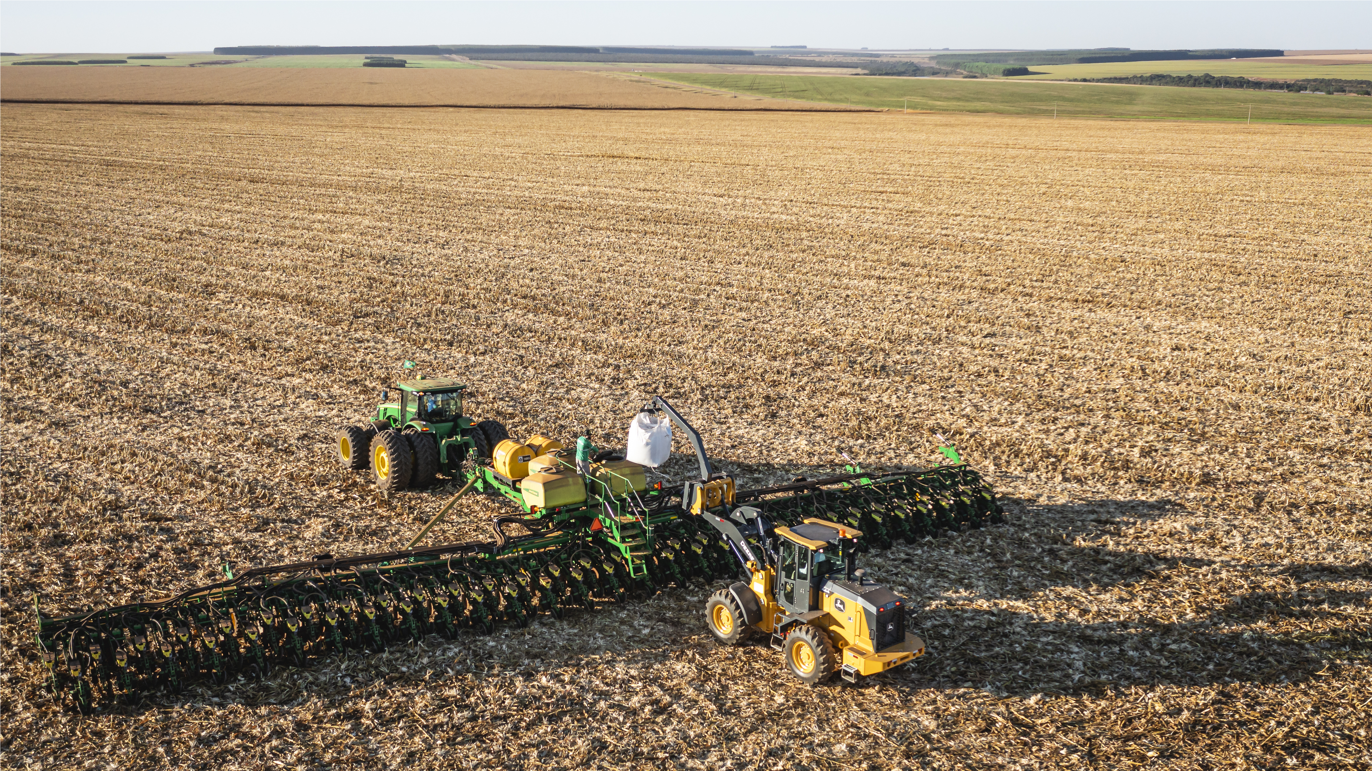 Foto pá carregadeira 444g em campo